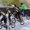 Syklister på BMX-bane