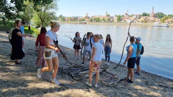 Kunst og vann var tema. Her er elevene ved Donaus bredde.