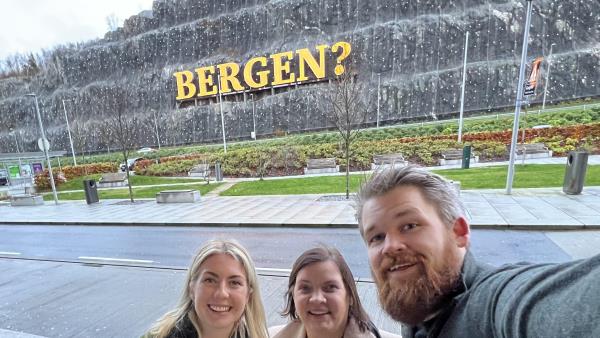 Helene Moe Olsen, Bente Zakariassen og Mathias Sønsteby på samling i Bergen