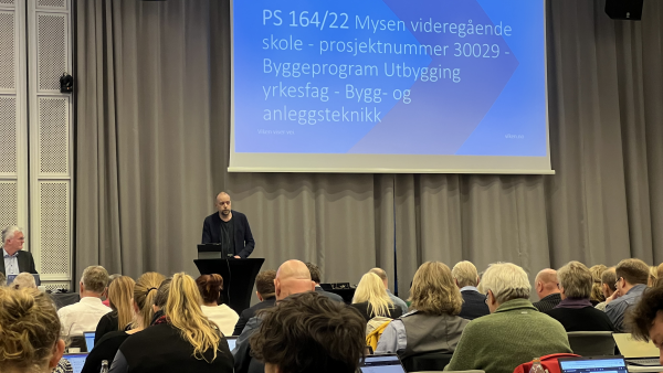 VEDTAK: Fylkestinget behandler flere skolesaker 23. november.  Her presenterer saksordfører Lars Berge (H) saken om Mysen videregående skole. 