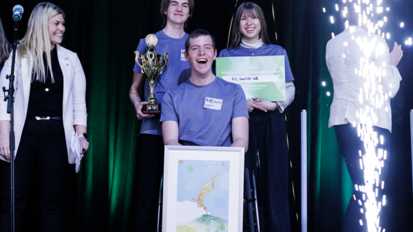 Jonas, Miriam og Iver mottar prisen for Beste Ungdomsbedrift 2022 under NM Ungdomsbedrift på Gardermoen 3.mai.  (Elise var på utveksling i York, og fikk ikke vært med på seremonien).  