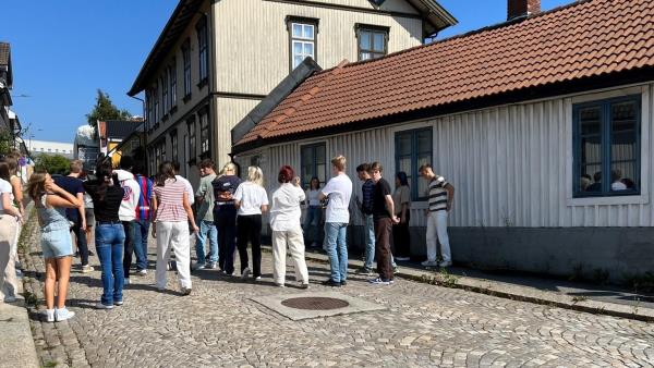 Elever på Malakoff forsker på kulturminner i Værlegata i Moss.