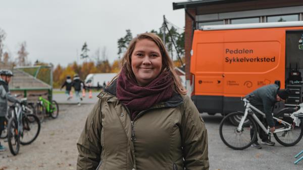 SKOLEBESØK: Fylkesråd for plan, klima og miljø, Annette Raakil, var med på skolebesøk i Askim. Hun mener det er viktig at elevene får en bedre innføring i trafikksikkerhet og miljøbonuser som sykkelen gir.
