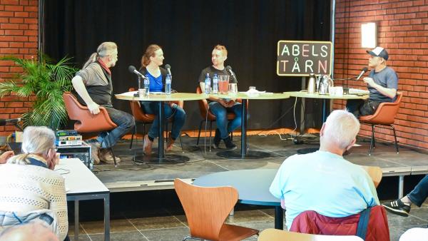 Panelet i radioprogrammet "Abels tårn" besto av fysikeren Vidar Skogvoll, zoolog Petter Bøckman og fysiker Anja Røyne. Programleder var  Torkild Langgård Jemterud.  