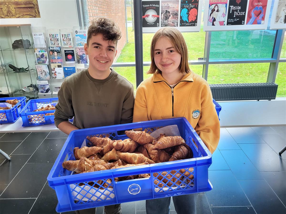 Bilde av to elever med croissanter - Klikk for stort bilde