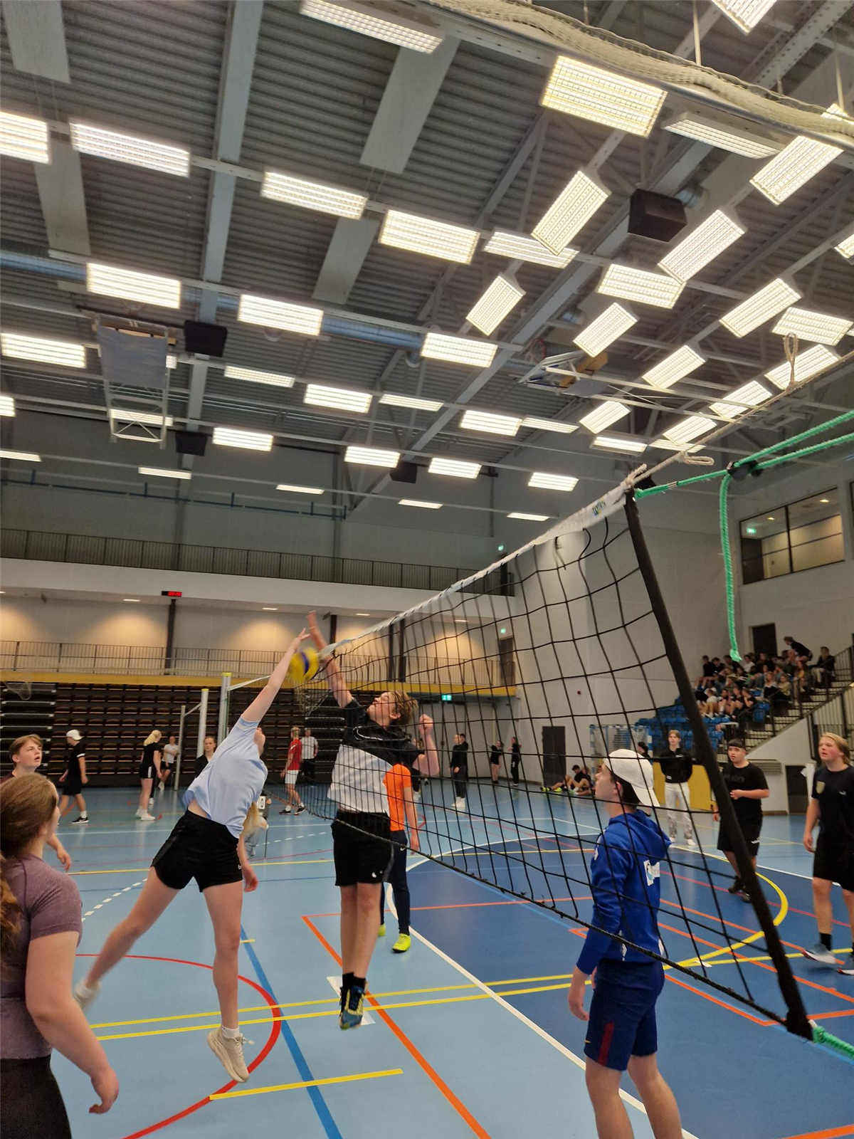 Ungdommer som spiller volleyball - Klikk for stort bilde