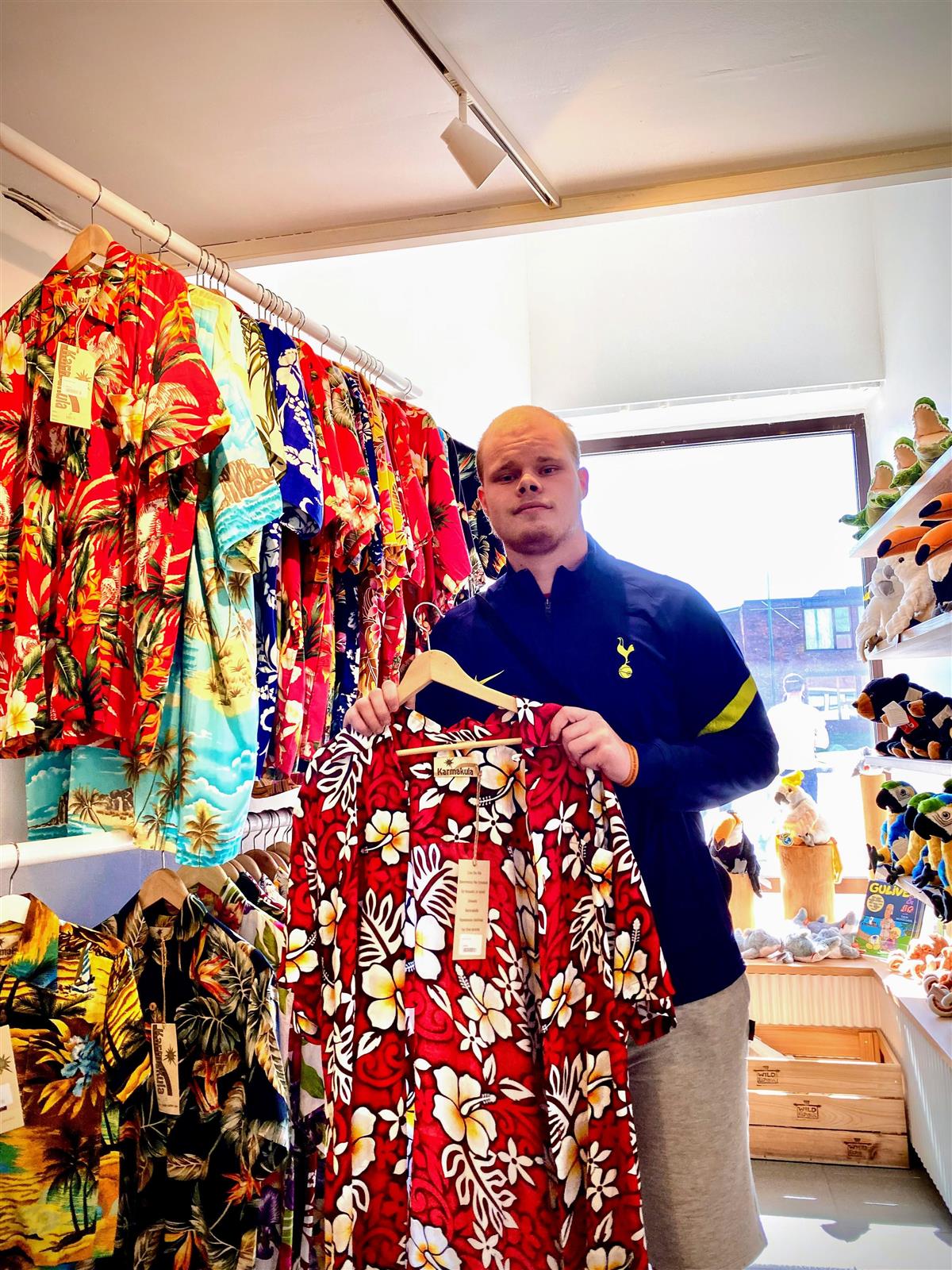Fredrik fant Hawaii-skjorter i suvenirbutikken - Klikk for stort bilde