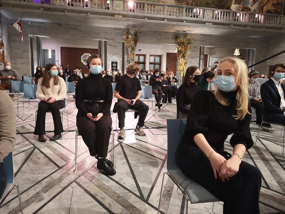 Nobelintervju - Elevene våre sitter med god avstand og munnbind  - Klikk for stort bilde