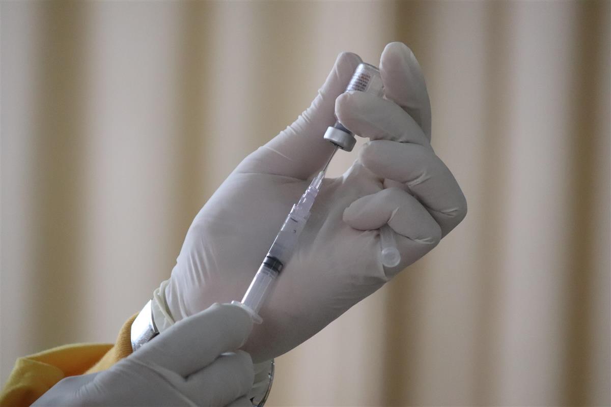Hånd som klargjør en vaksine - Klikk for stort bilde