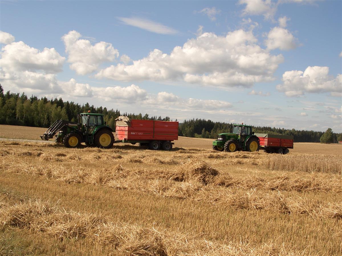 To traktorer med hengere på et jorde - Klikk for stort bilde