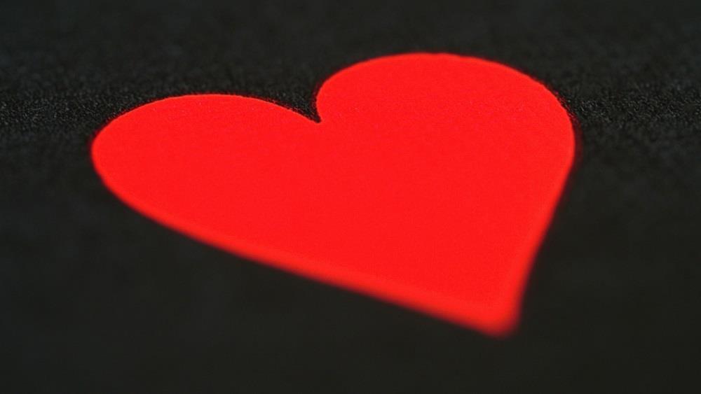 Rødt hjerte på svart bakgrunn - Klikk for stort bilde