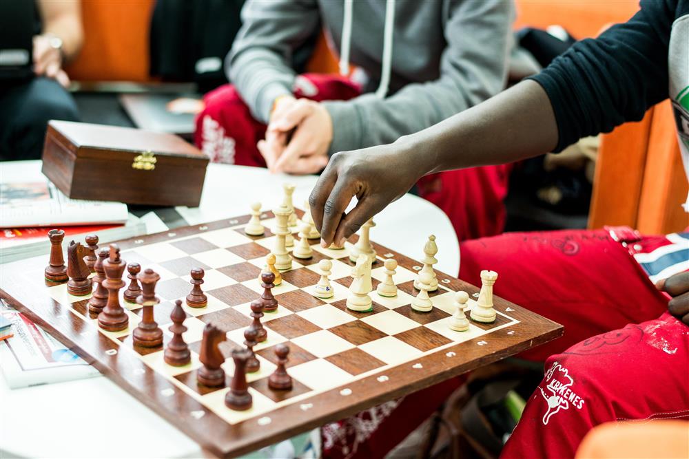 Bildet viser elever i biblioteket som spiller sjakk - Klikk for stort bilde
