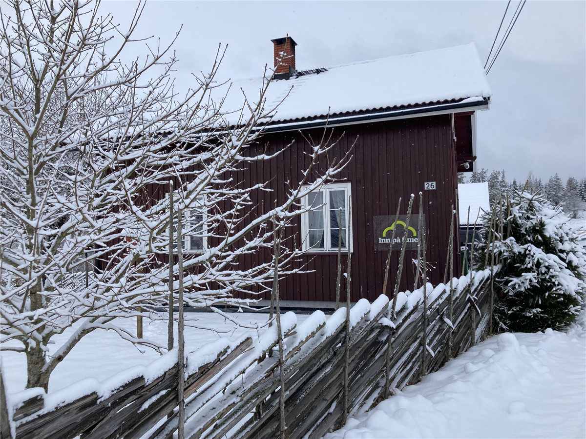 Huset på Kongtorp-Inn på tunet dekket av snø - Klikk for stort bilde