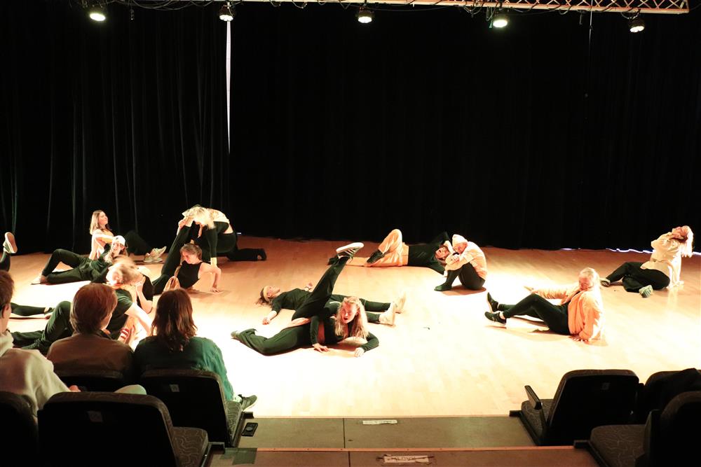 Dansere ligger på gulvet - Klikk for stort bilde