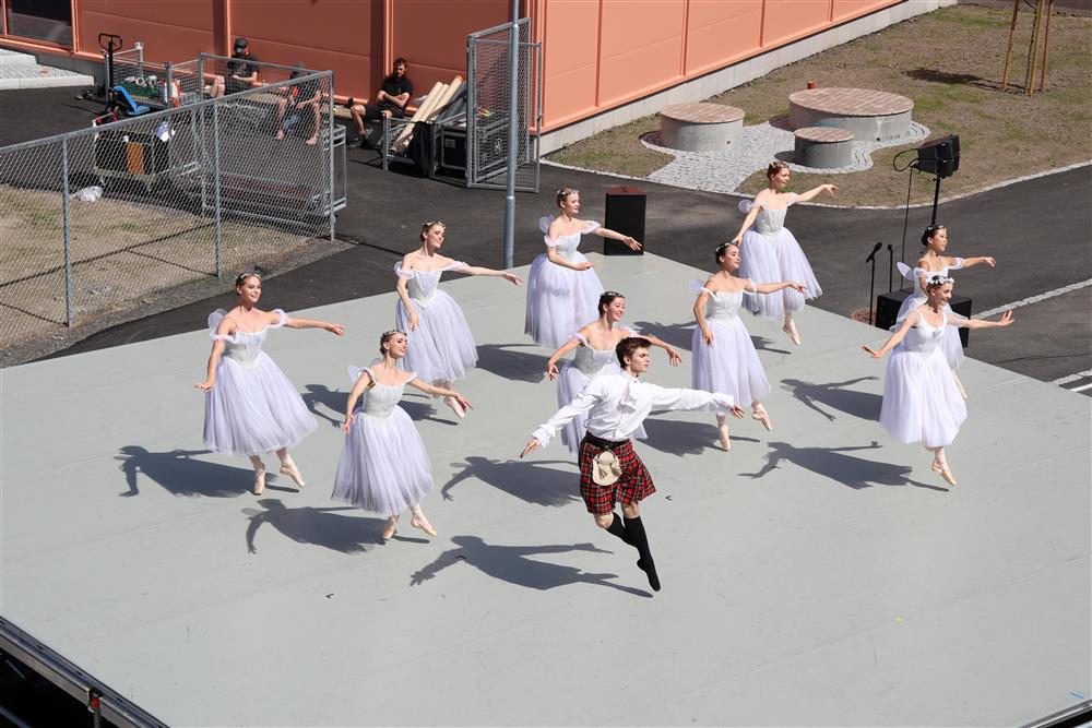 Ballettdanser med kilt - Klikk for stort bilde