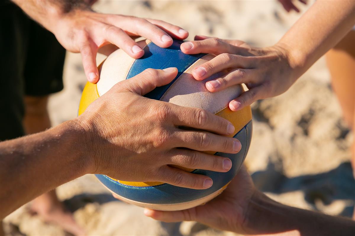 Fire hender holder en volleyball - Klikk for stort bilde