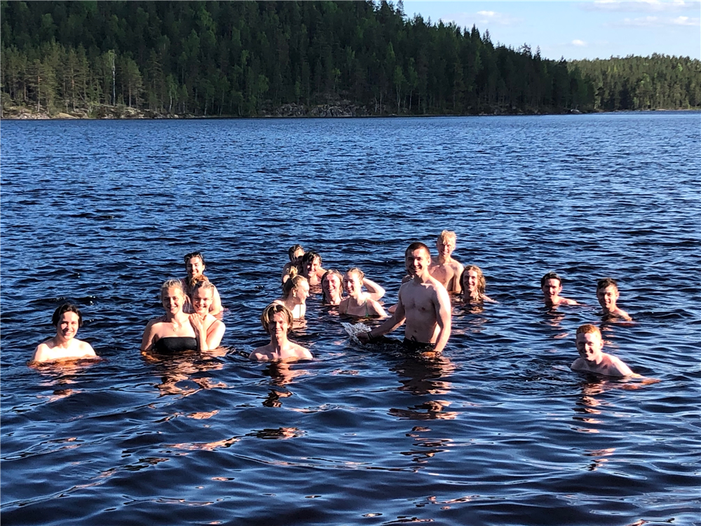 Mange av elevene tok et ettermiddagsbad i Tresjøa. - Klikk for stort bilde