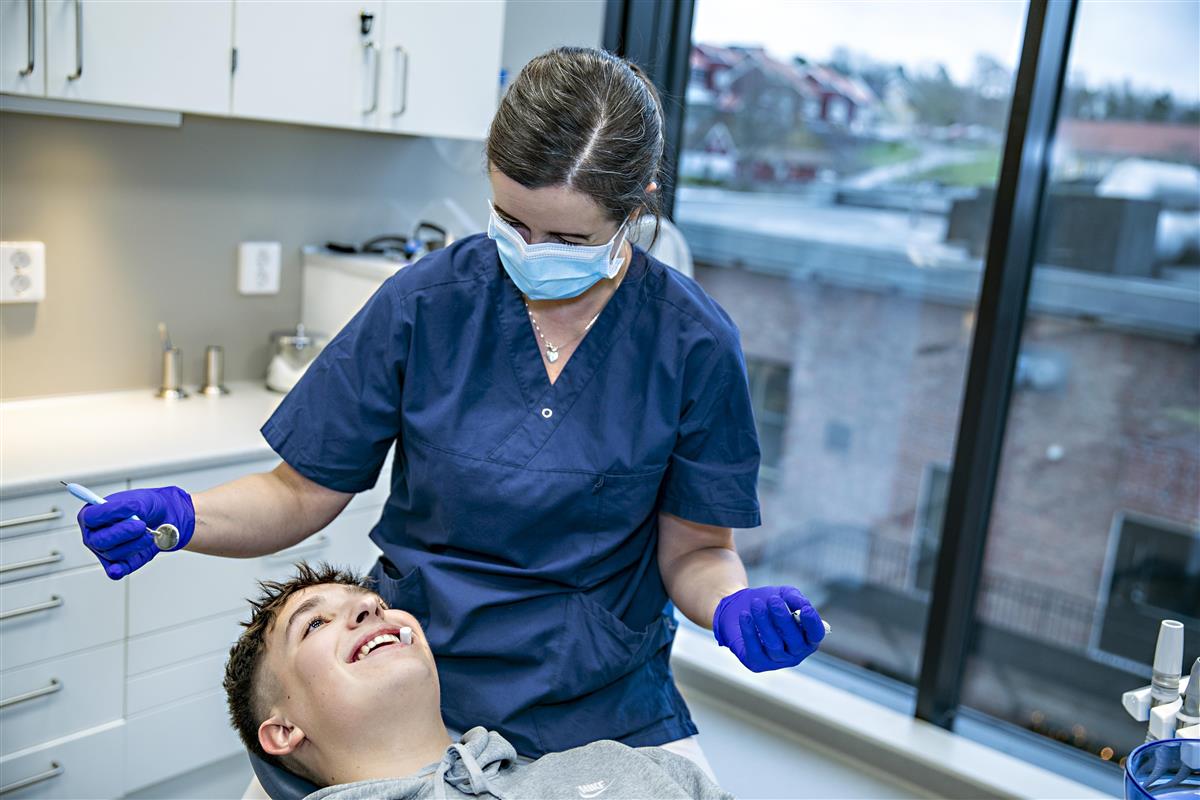 Tannbehandling for 21-24 åringer, tannlege, pasient - Klikk for stort bilde
