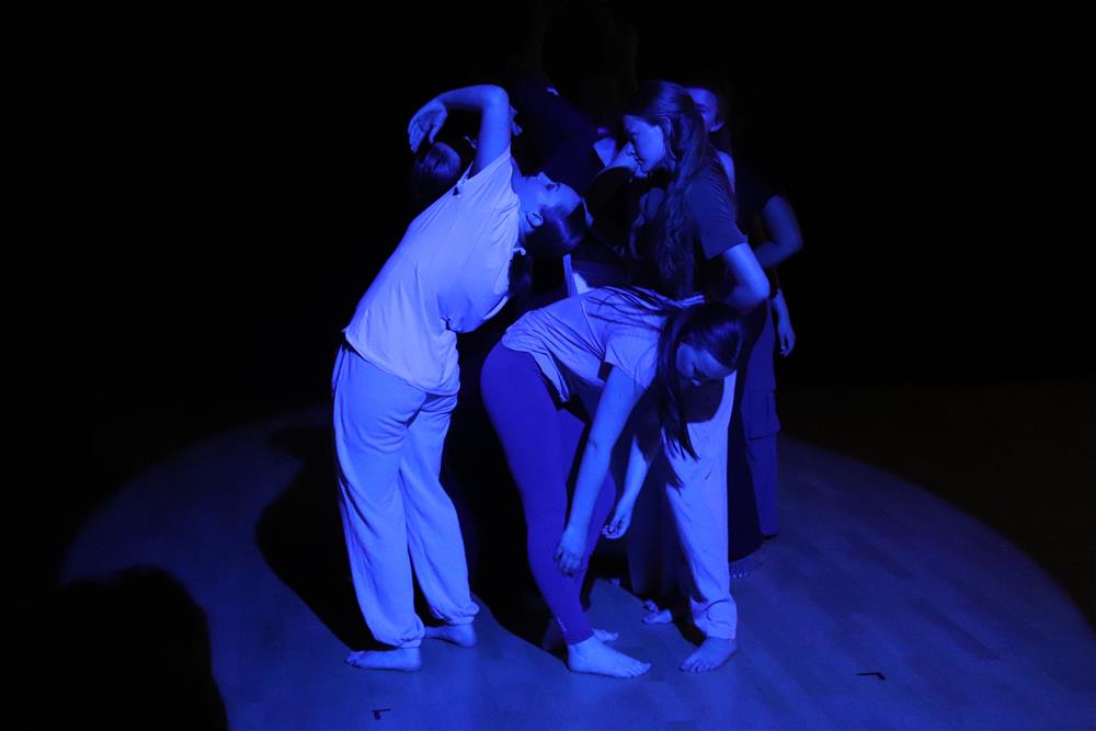 Dansere i mørkt blått lys - Klikk for stort bilde