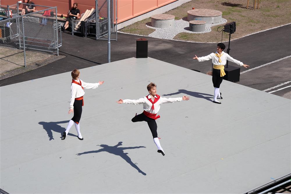 Tre gutter danser ballett - Klikk for stort bilde