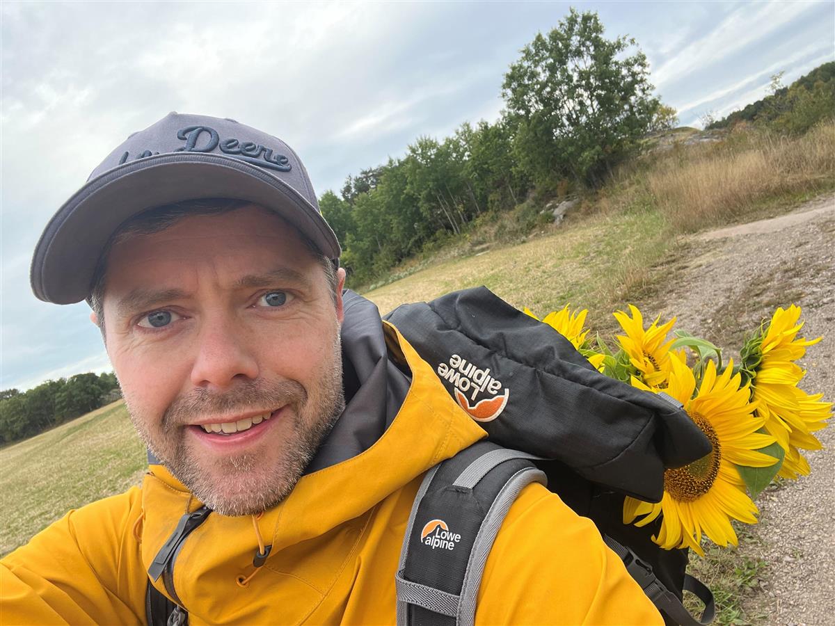 Edvard Fosdahl ute i naturen med gul jakke - Klikk for stort bilde