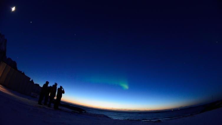Rakettforsker - elever mot en mørkeblå himmel - Klikk for stort bilde