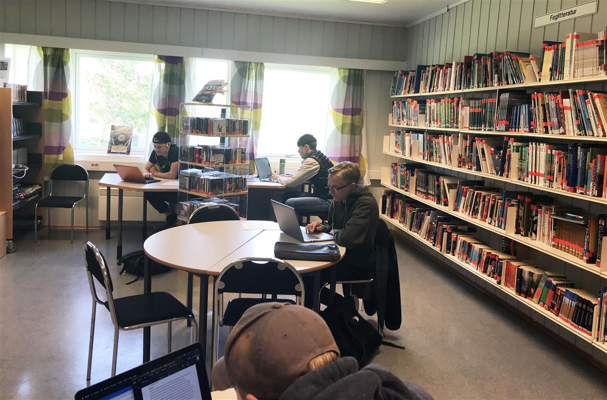 Elever som jobber i skolens bibliotek - Klikk for stort bilde