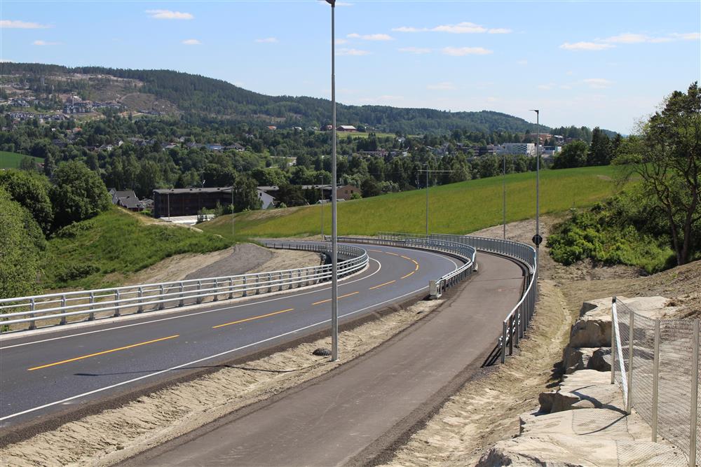 Fylkesveien krysser ravinedalen med bru - Klikk for stort bilde