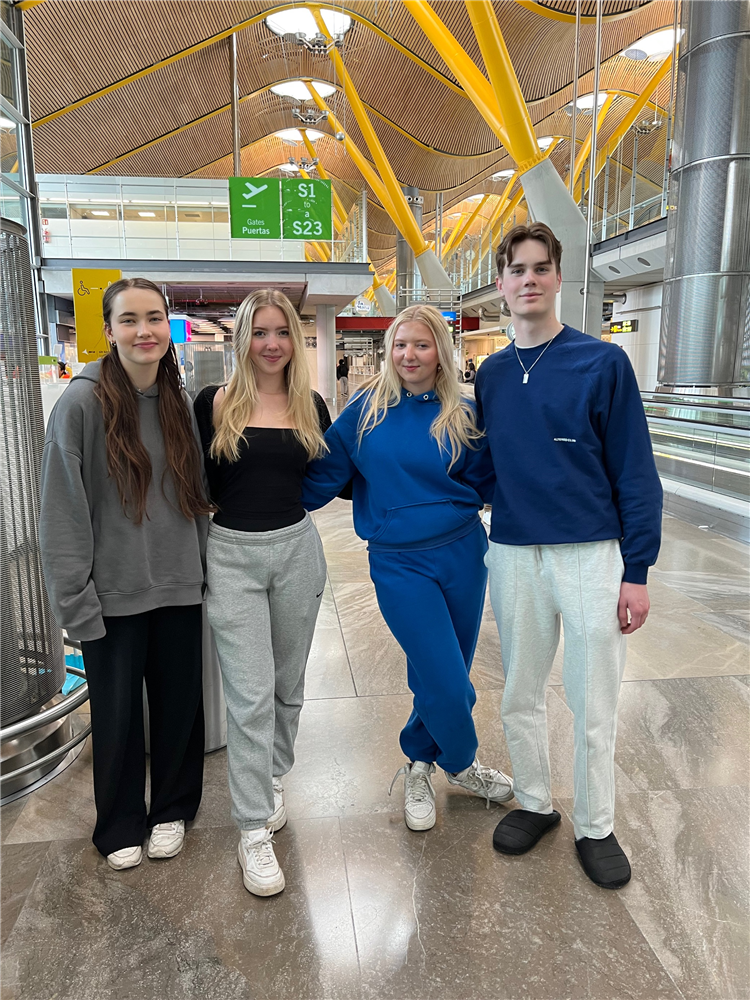 Bilde av Sofia, Mia, Ellinor og Alexander på flyplassen - Klikk for stort bilde