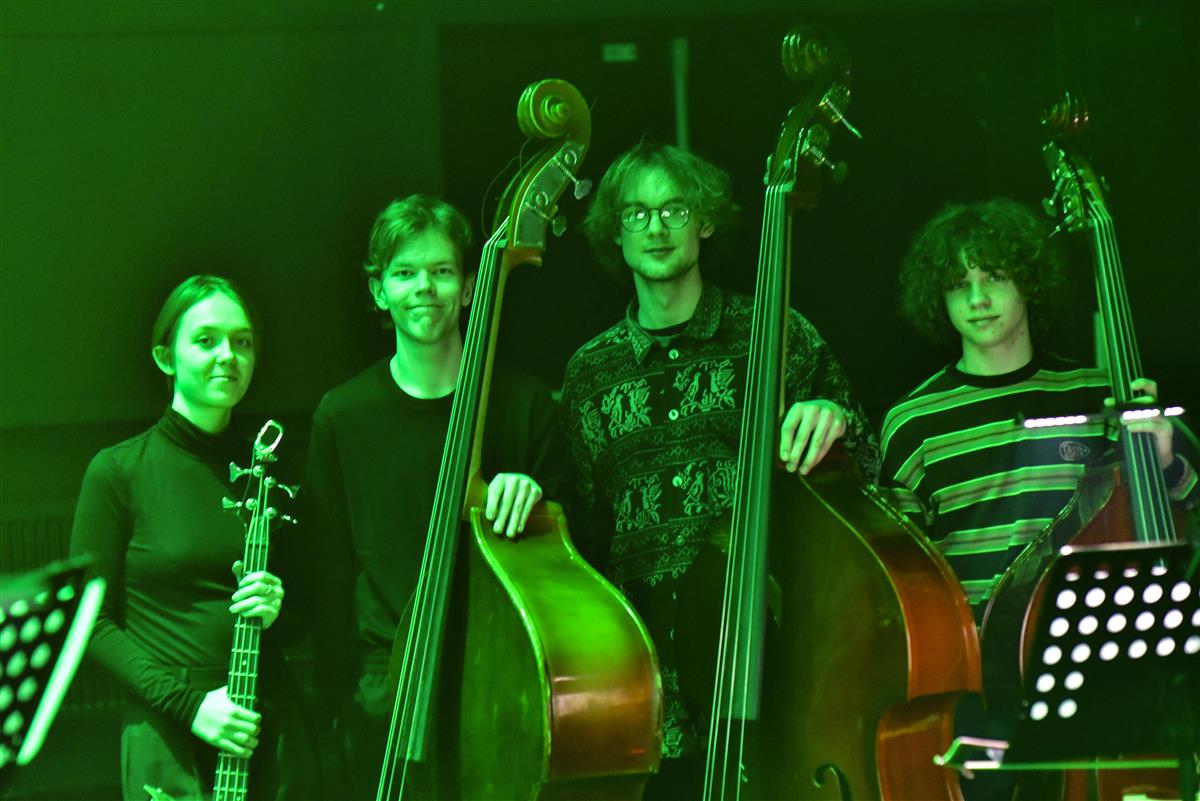 Line (3MDA), Alexander (1MDA), Frans (3MDA) og Charlie (1MDA) spilte bass.  - Klikk for stort bilde