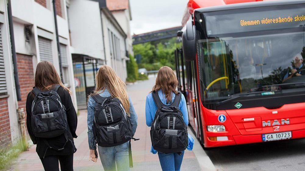 Du kan søke om skoleskyss og få billetten din i Østfold kollektivtrafikks nye app ØstfoldBillett. - Klikk for stort bilde