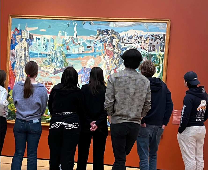 En gruppe elever står foran et maleri og studerer bildet nøye. - Klikk for stort bilde