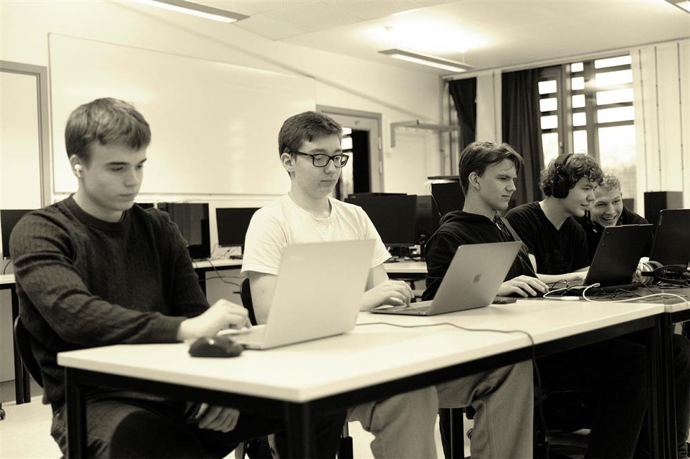 Eleverfølger undervisning med laptop foran seg laptop - Klikk for stort bilde