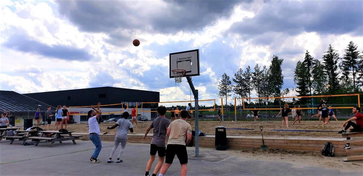 Elever spiller beachvolleyball og streetbasket - Klikk for stort bilde