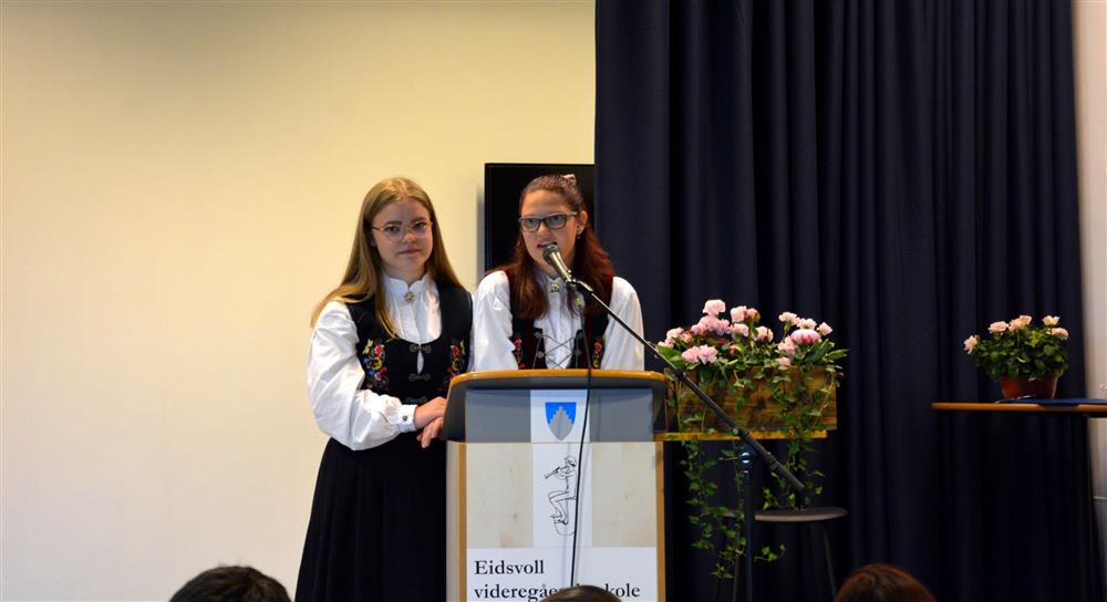 Thea Marie Stenrud Olaisen og Charlotte Karin Olsen Holmquist holdt elevenes tale - Klikk for stort bilde