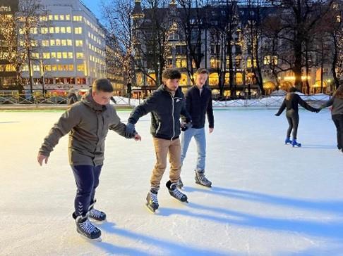Franske elever og elever fra Nannestad VGS står på skøyter i Oslo - Klikk for stort bilde