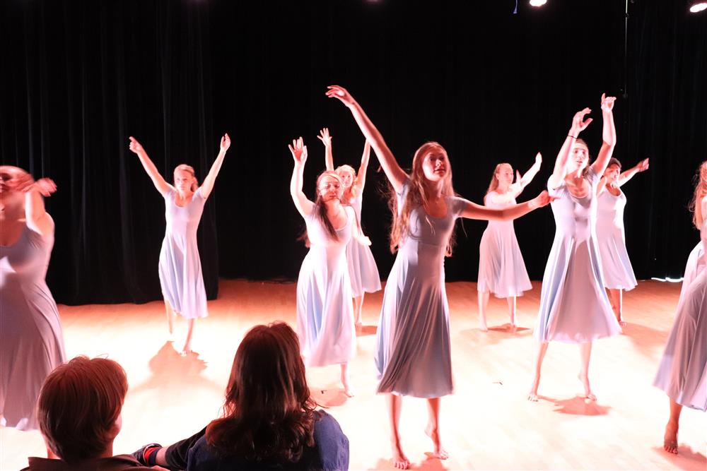 Dansere i lyseblå kjoler - Klikk for stort bilde