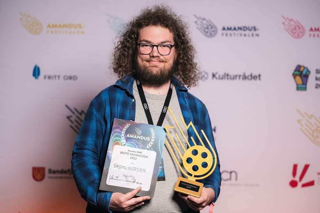 Ulrik Tomas Eitveit Schaffer med prisen for beste animasjon på Amandusfestivalen 2022 - Klikk for stort bilde