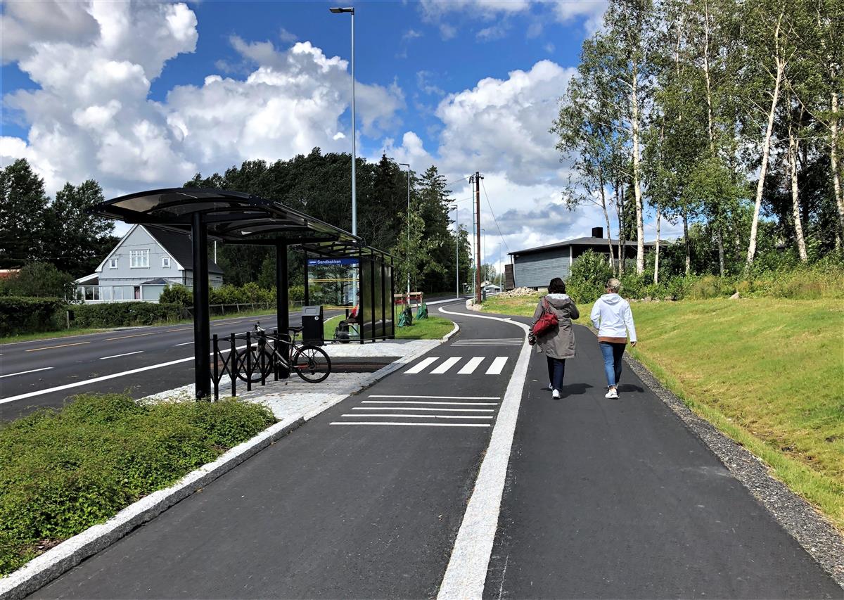Bussskur med sykkelparkering, samt sykkelvei med fortau - Klikk for stort bilde