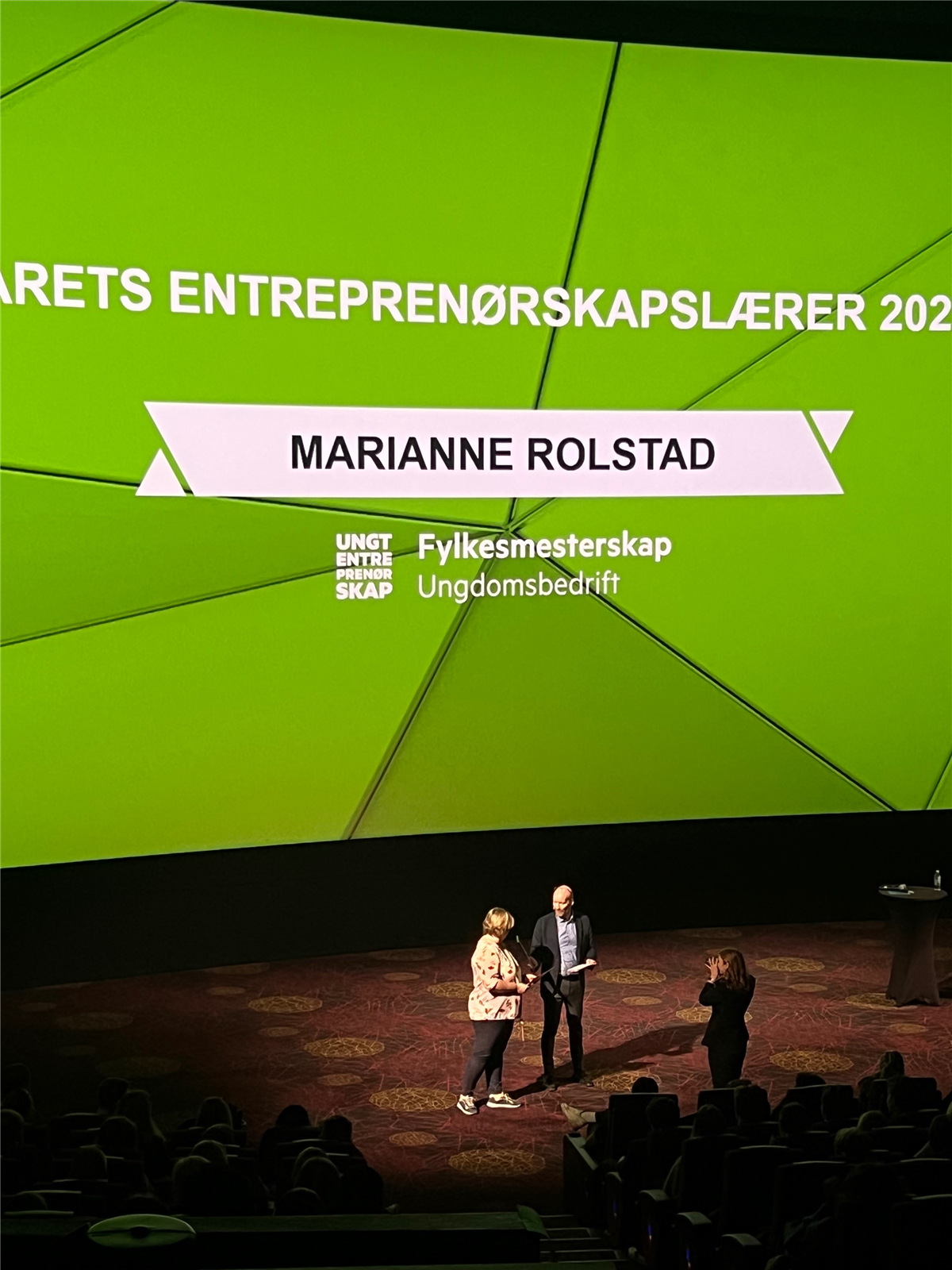 Marianne Rolstad mottar pris for beste entreprenørskapslærer - Klikk for stort bilde