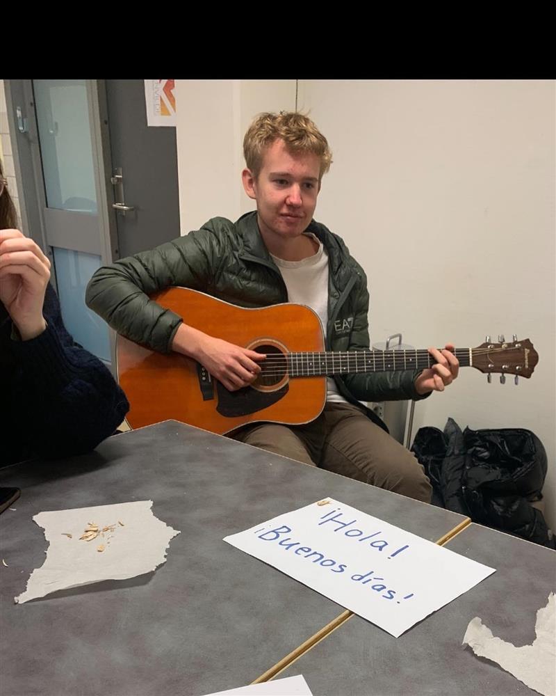 bilde av elev som spiller gitar - Klikk for stort bilde