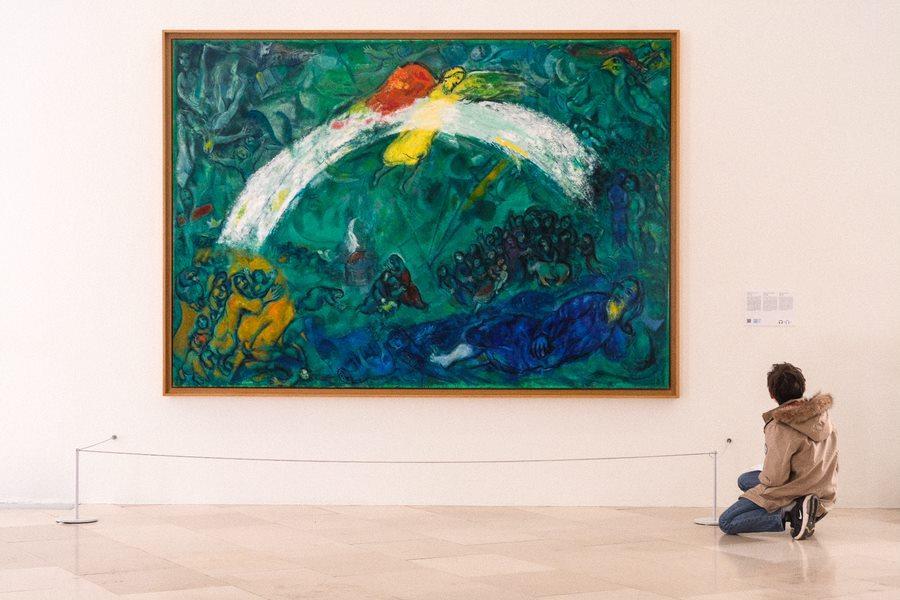 Elev som betrakter et kunstverk på Musée National Marc Chagall - Klikk for stort bilde