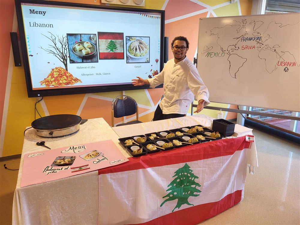 elev viser frem streetfood fra Libanon - Klikk for stort bilde