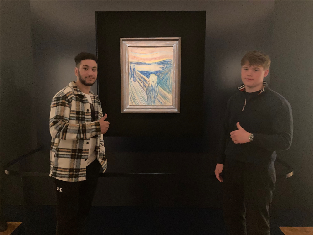 To elever ved Munch-maleriet - Klikk for stort bilde
