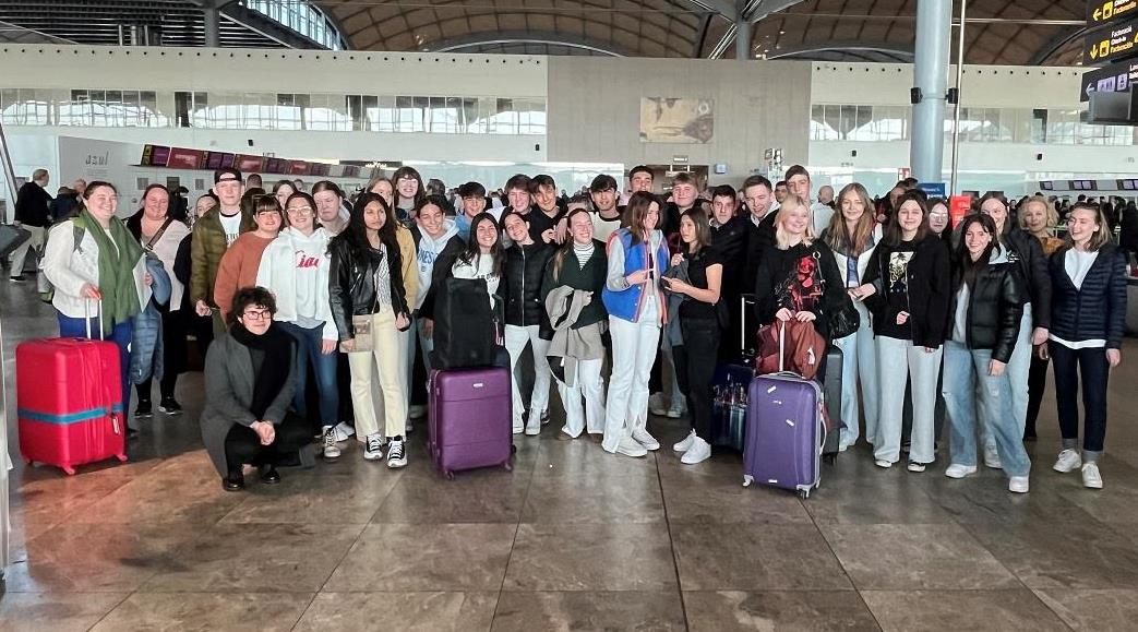 Bildet viser en gruppe elever som står samlet inne på flyplassen i Alicante i Spania - Klikk for stort bilde