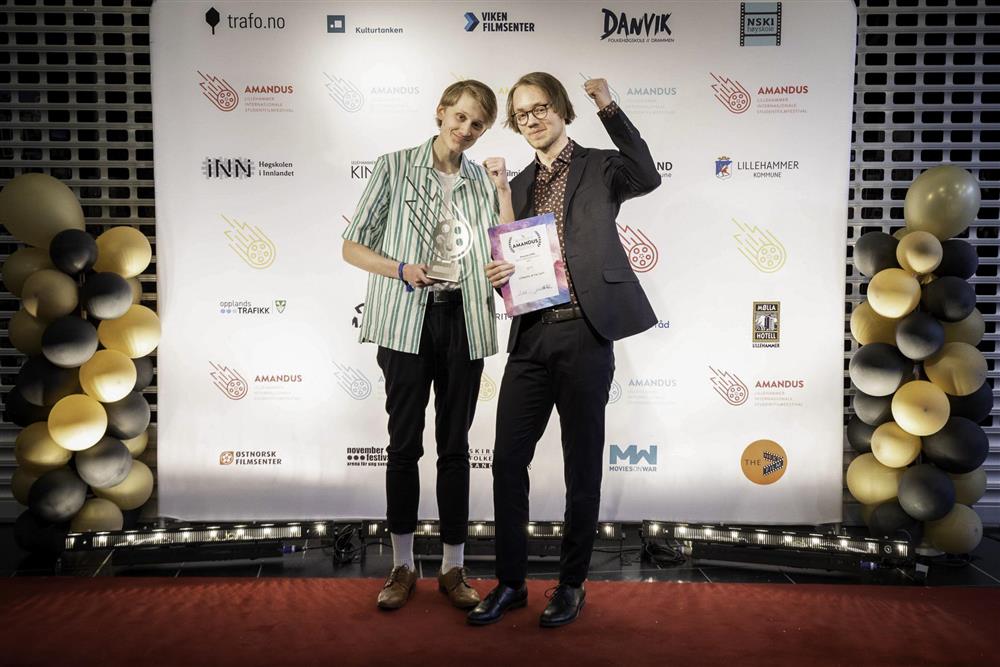 Tidligere elever Mats Høiby og Karl William Jørgensen feier at de vant prisen for beste musikkvideo på Amandusfestivalen i 2019 - Klikk for stort bilde