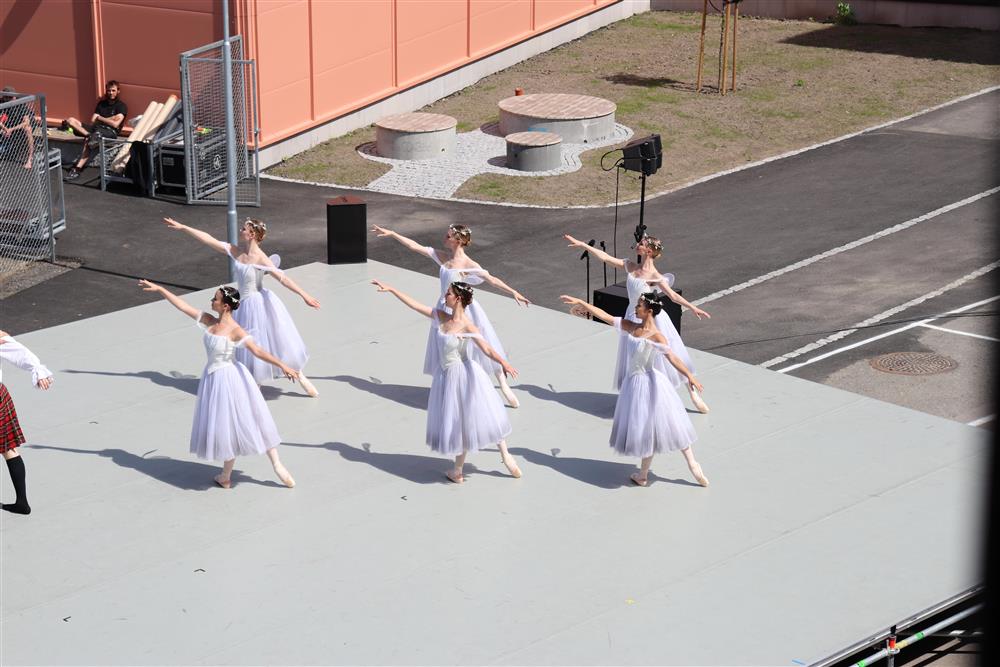 Kvinnelige ballettdansere - Klikk for stort bilde