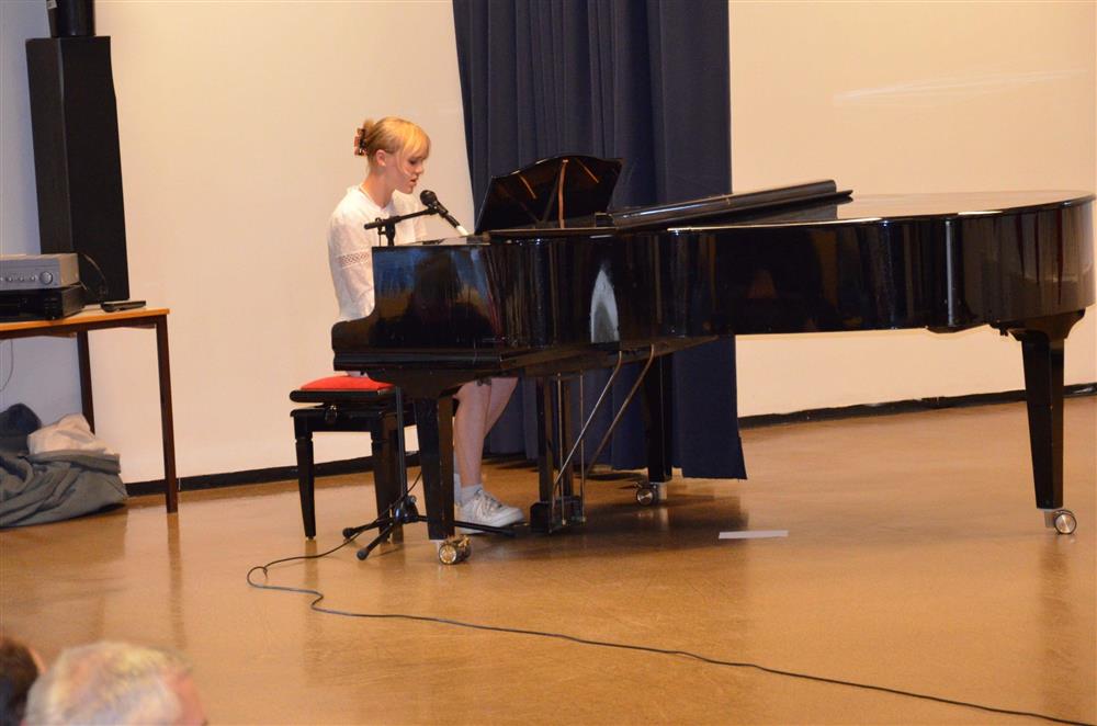 Julie Nilsen spiller piano - Klikk for stort bilde