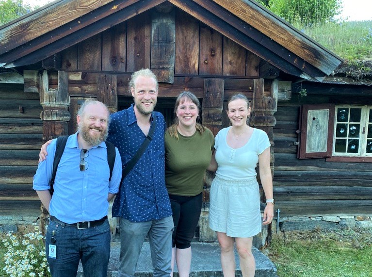 Fire deltakere på åpent oppstartsmøte for bygdemiljøpakkene i Rollag kommune - Klikk for stort bilde