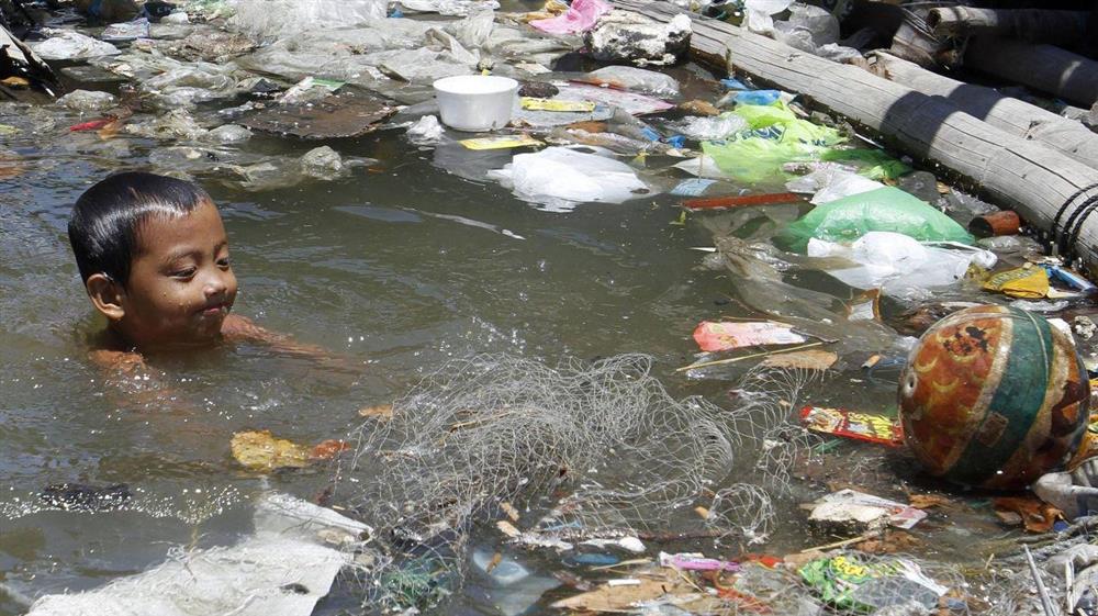 Bilder av plastsøppel i vann - Klikk for stort bilde